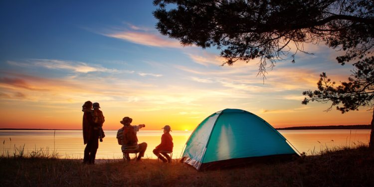 familj på campingsemester