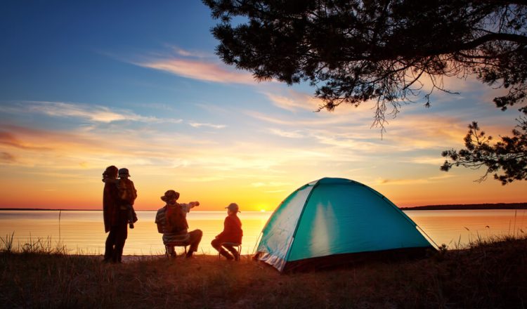 familj på campingsemester